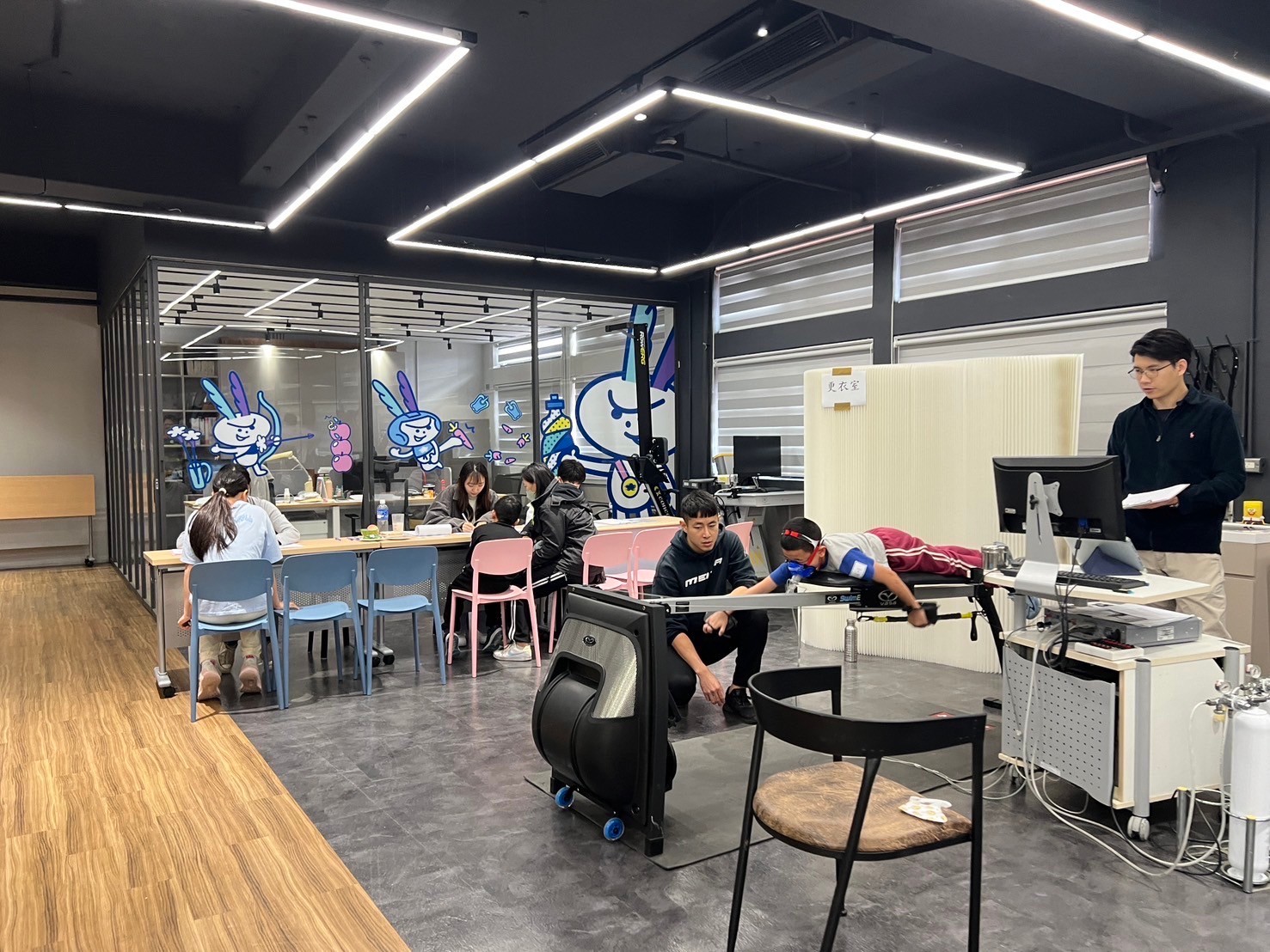 (圖)National Taiwan Sport University’s “Support Program to Optimize Nutritional Strategies for Grassroots Swimmers” carries out tests for supported schools. (Picture shows the maximal oxygen uptake test)