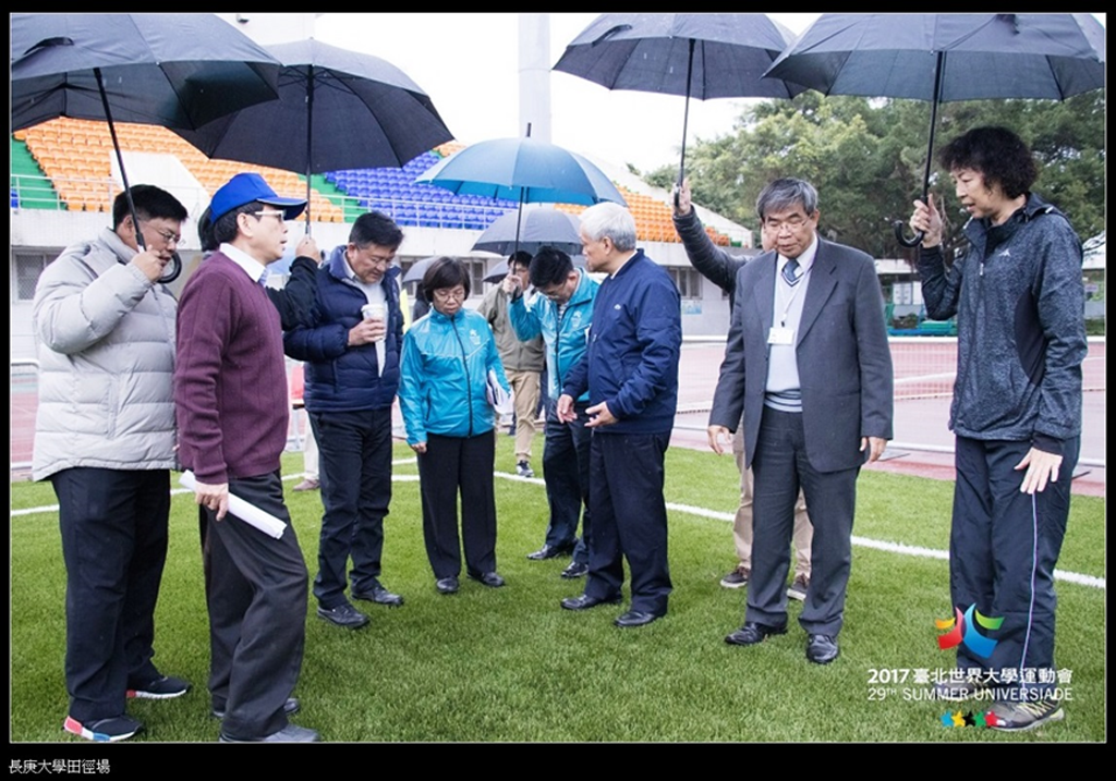教育部蔡政務次長清華(右二)與體育署林副署長哲宏(左三)關心世大運場館現況及進度