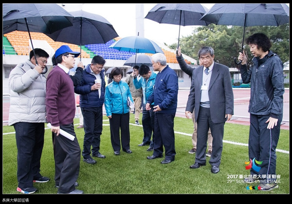 教育部蔡政務次長清華（右二）與體育署林副署長哲宏（左三）關心世大運場館現況及進度