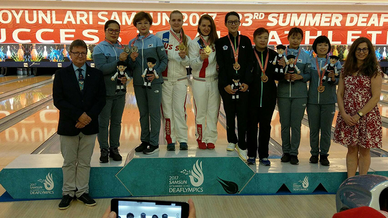 林雅琴、薛秀珍（左六、左七）搭檔獲保齡球女子雙人賽銅牌。（照片來源／中華民國聽障者體育協會提供）