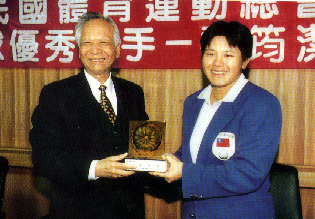 魏筠潔（右）
