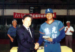 陳金鋒（右）