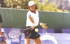 1998年亞運會網球賽，王思婷選手擊球英姿