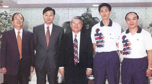 李文雄先生(中)近照