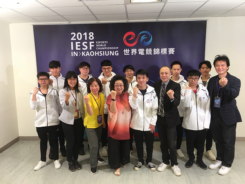 2018 IESF ESPORT Championship/Deputy Minister Fan Sun-lu of the Ministry of Education and Section Chief Hsu Shiou-ling of the Sport Administration took a group picture with the Chinese Taipei athletes.
