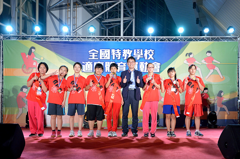 National Special Education School Games / Director-General Kao Chin-hsung awarded winning students of the road hiking competition.
