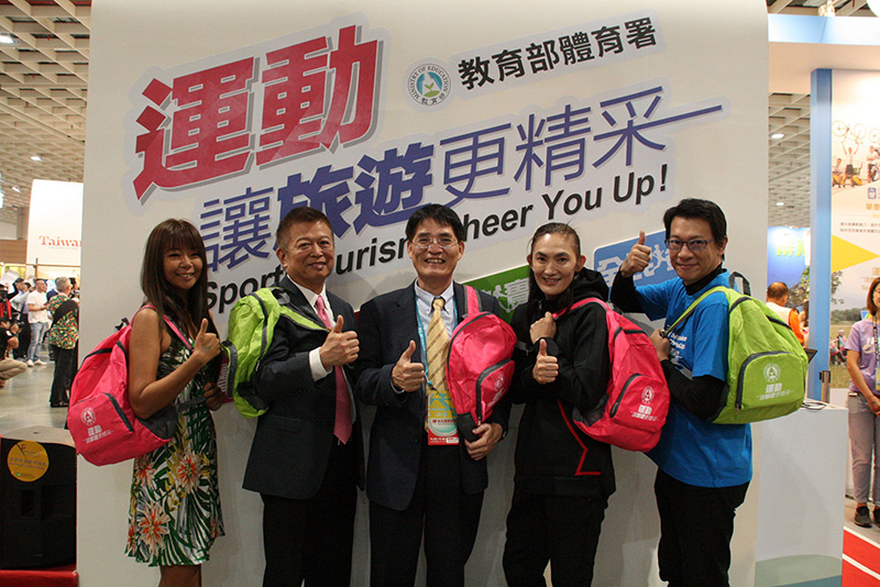 Taipei International Travel Fair/Director-General Kao Chin-hsung presents sport backpacks of “Sport Tourism Pavilion” to promotion ambassadors.