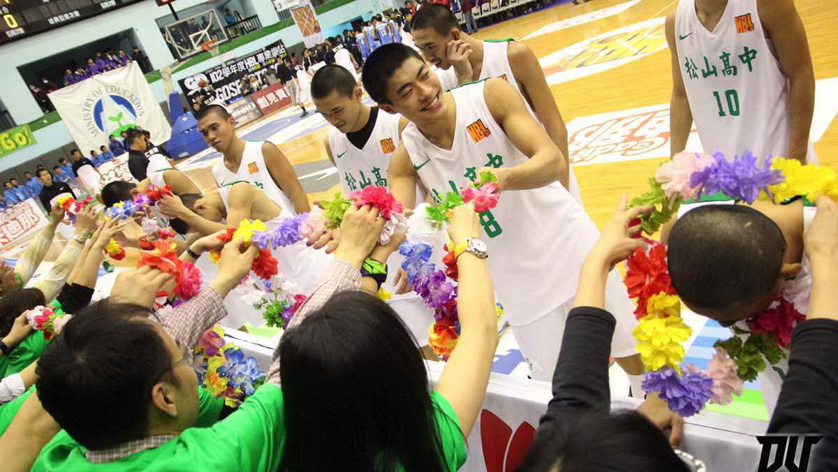 松山高中籃球隊獲勝後接受來自粉絲的祝賀
